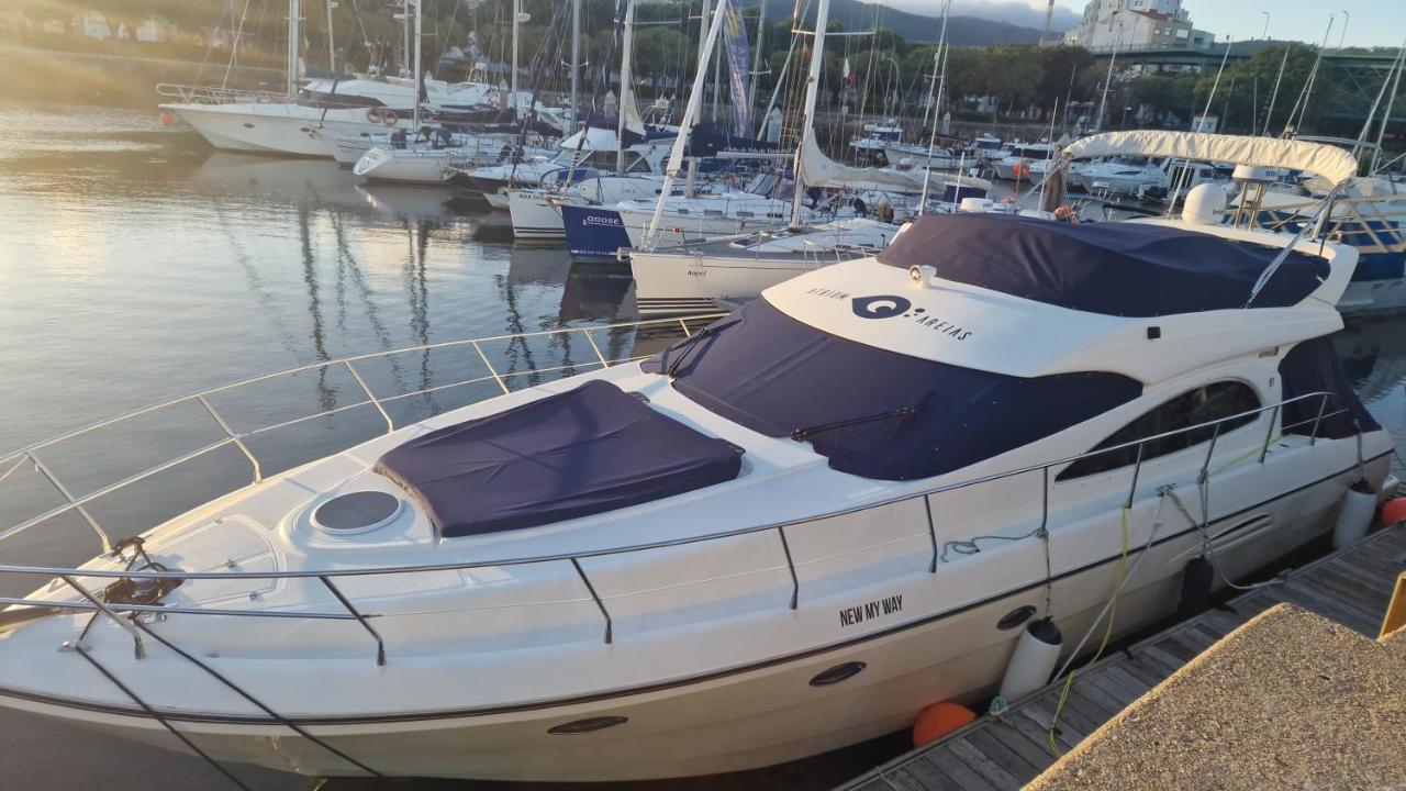 Barco No Coracao Da Cidade - Iate De 5 Estrelas Viana do Castelo Exterior foto